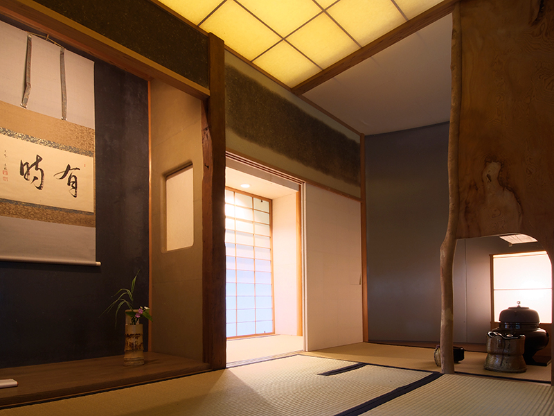 The greatest characteristic of the Ujian tea house: tokonoma (the alcove).  On the wall made with lead, a hunging scroll was inscribed by Sobin Yamada of the Daitokuji Shinjuan. It reads “Uji”. In the ceiling is a skylight window comprised of shoji (sliding screen) made with Mino paper.