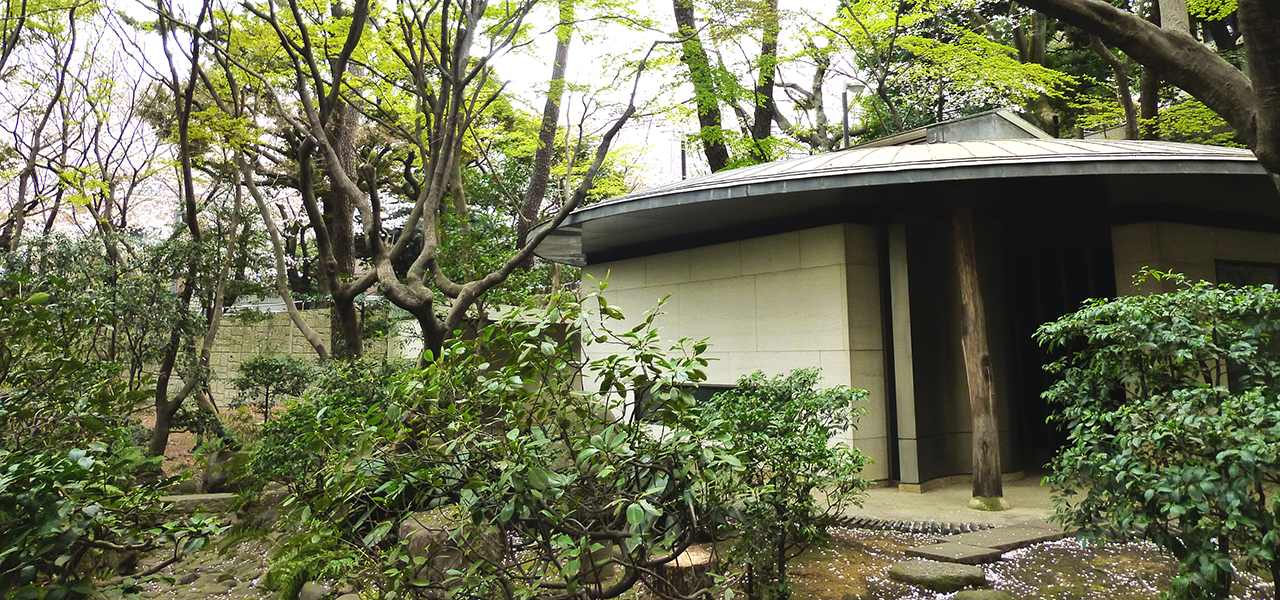 建築家・磯崎新氏設計による茶室、「有時庵」。斬新な佇まいのなかに、流れゆく時間と変化する空間を愛でる茶の湯の心と現代建築の調和がはかられています。