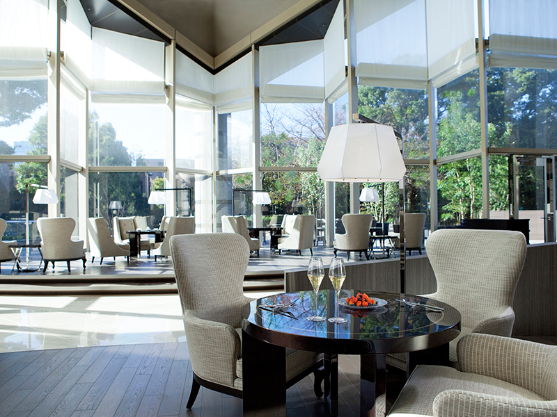 Overlooking the greenery of Gotenyama Garden in the atrium lobby is Lounge & Dining G.