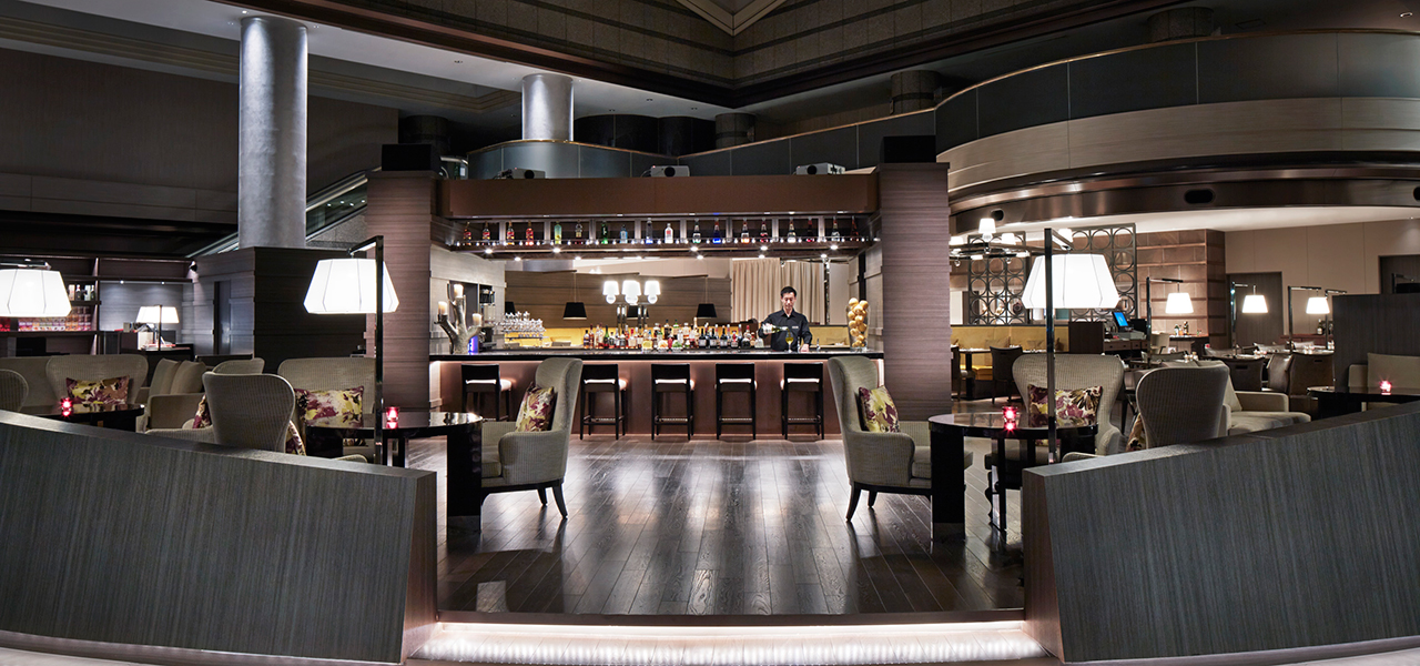 The vast lobby atrium incorporates a restaurant, lounge, bar, and shops to create a new dining space based on the concept of a “Great Room” in Tokyo Marriott Hotel.