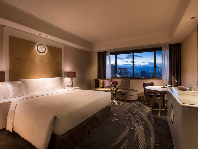 Stylishly engineered for optimal function, and a spacious 38 square meters (average) in size, Tokyo Marriott Hotel’s 249 guest rooms offers an ideal atmosphere in which to create, connect, recharge, and dream.