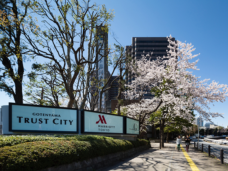 新八ツ山橋交差点は、御殿山トラストシティの玄関口です。「箱根駅伝」のルートとしても有名です。