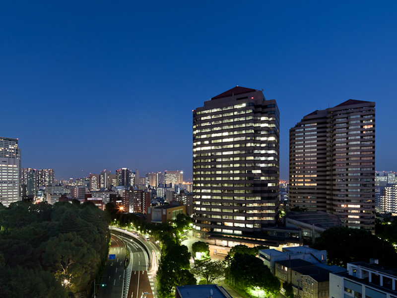 The group of buildings around the Konan exit Shinagawa Station as well as the night scene of Tokyo are illuminated at night.