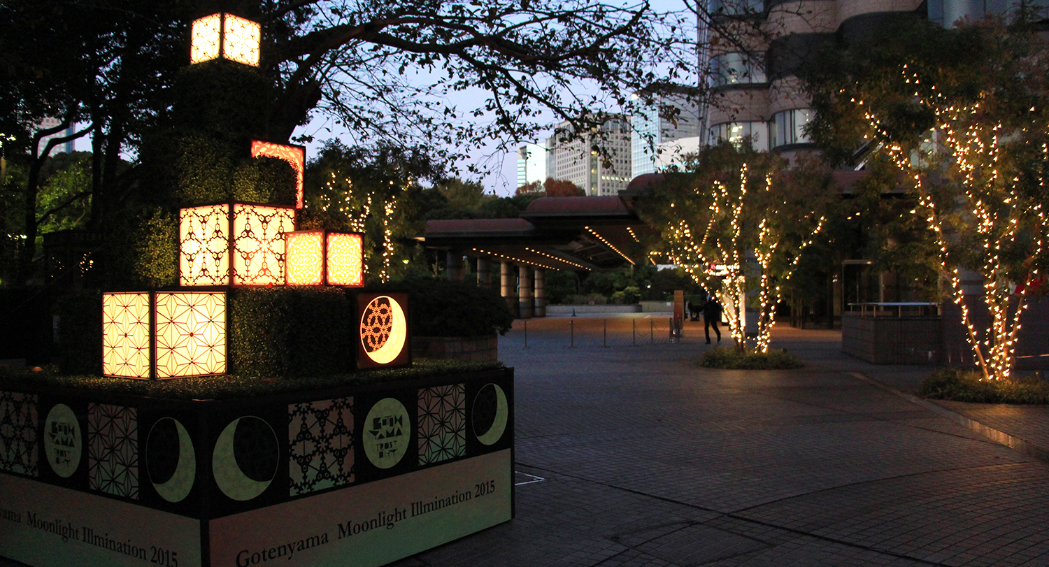 A modern tree made with natural materials appears in the open area in front of Tokyo Marriott Hotel. 