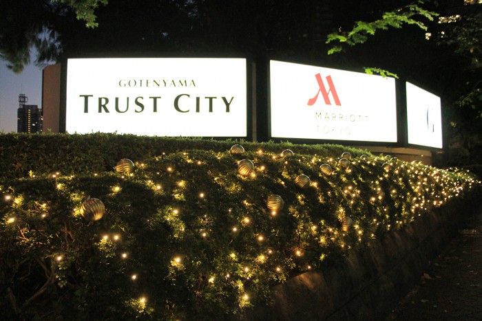 Illumination colors the intersection of Shin-yatsuyama-bashi, the gateway to Gotenyama Trust City.