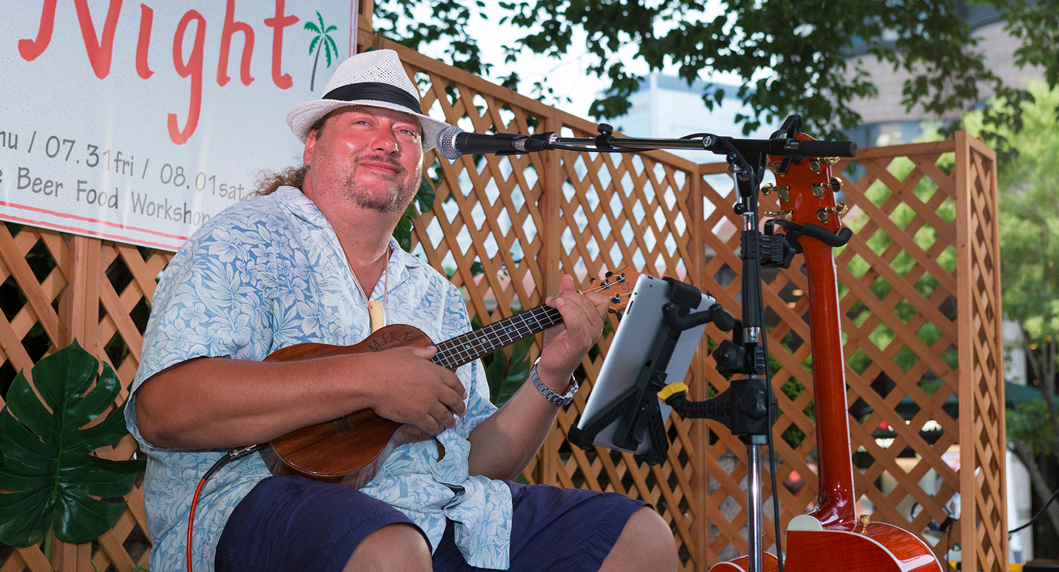 Mike Guiry (a Ukulele player and Hawaiian vocal performer) performed at Aloha Night in Gotenyama Trust City.