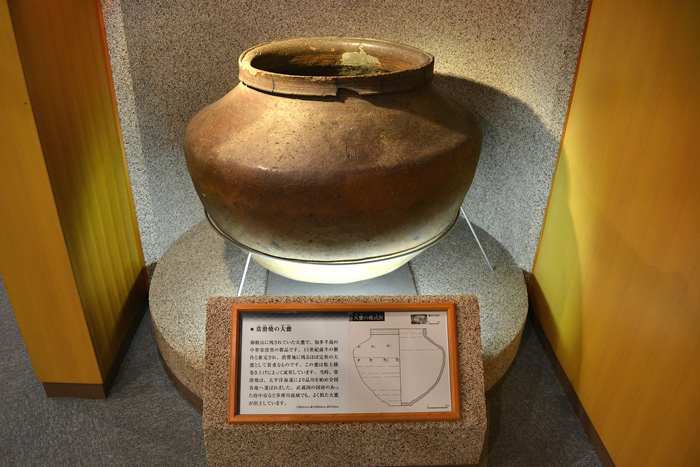 This is a big tokoname-yaki jar from the first half of the 15th century discovered in Gotenyama. It is thought to have been brought to the port town of Shinagawa via ocean transportation. *Owned by the Shinagawa Historical Museum