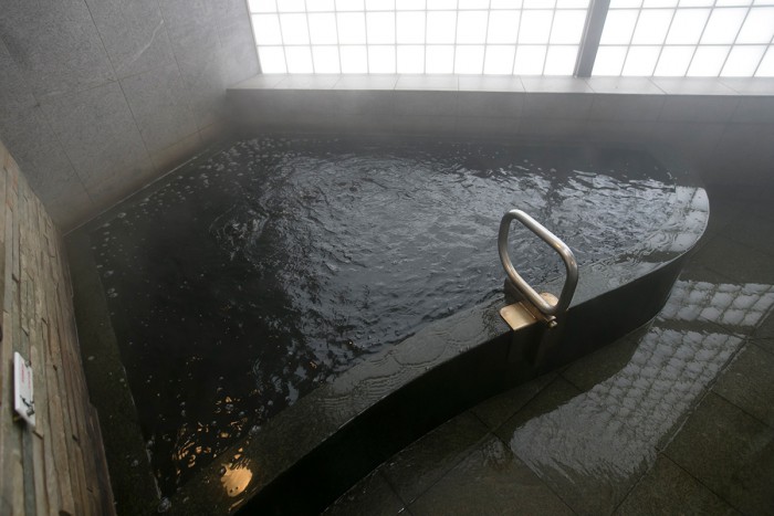 地下100mから汲み上げられた“黒湯”はミネラルが豊富。