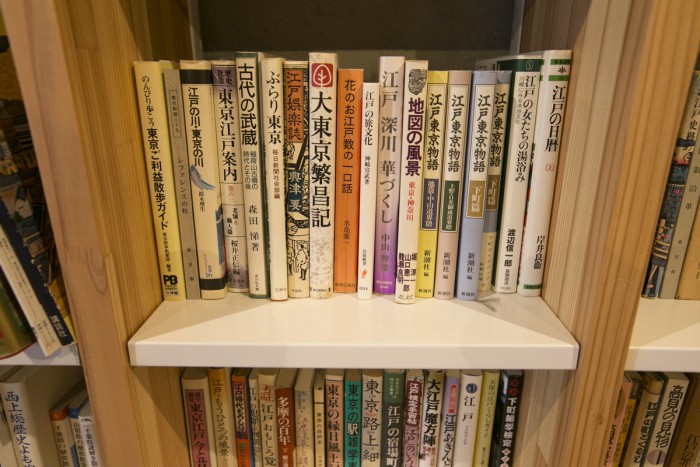 “江戸”にまつわる本が並ぶコーナー。