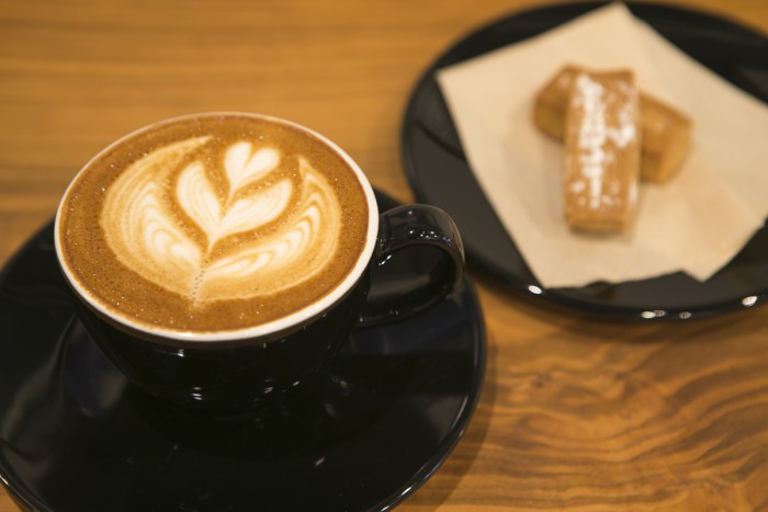 カフェラテ510円（テイクアウトは480円）と、焼き菓子「品川白煉瓦」１個100円。