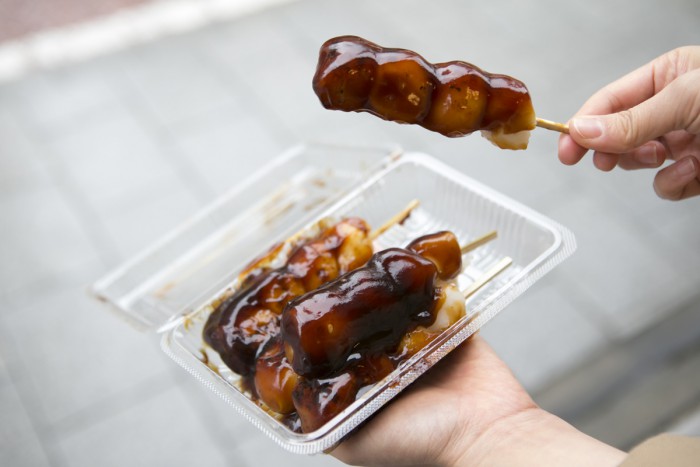 「枡翁軒」の名物“焼き団子”は５本セットで500円。