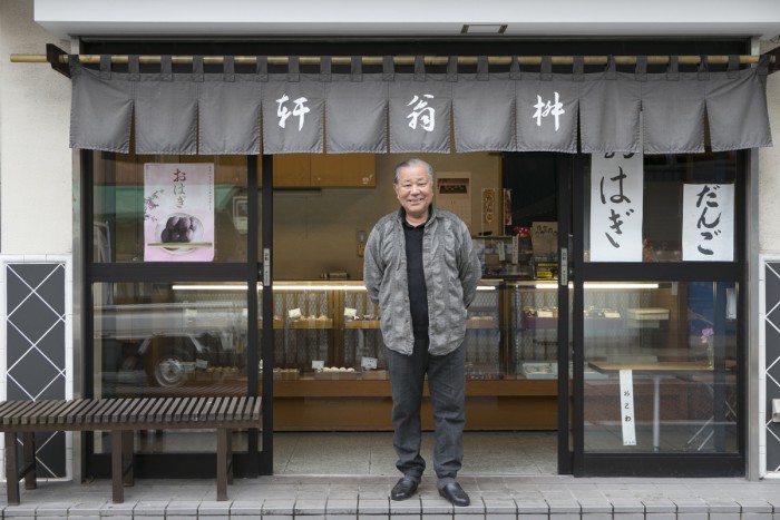 岩瀬さんとの会話を楽しみに店へ通う人も多い。