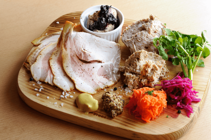 Home-Made Charcuterie Assortment: 1300 yen
Large helpings of items like smoked roast ham, chicken liver paste and pork rillettes.
