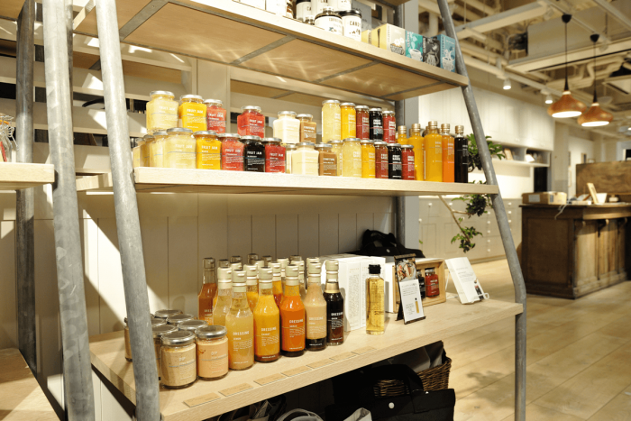 There is a great lineup of food products such as original smoke oil for 1,500 yen and dressing 700 yen.
visiting while you take a stroll down the boardwalk.
