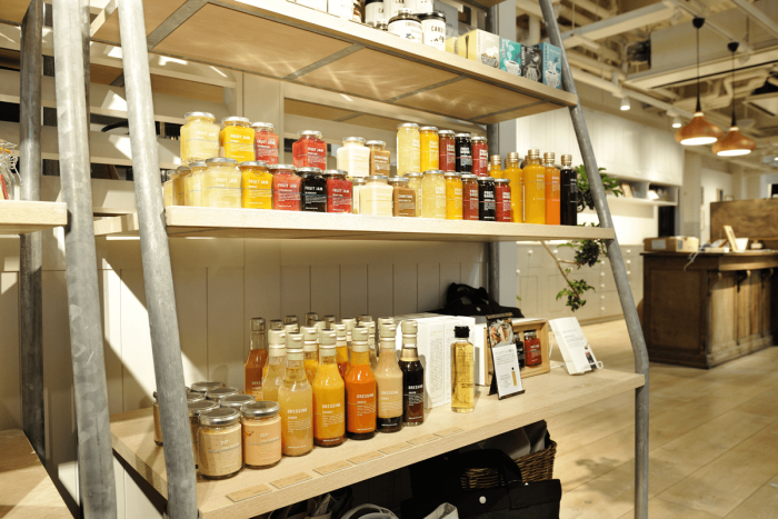 There is a great lineup of food products such as original smoke oil for 1,500 yen and dressing 700 yen.
visiting while you take a stroll down the boardwalk.
