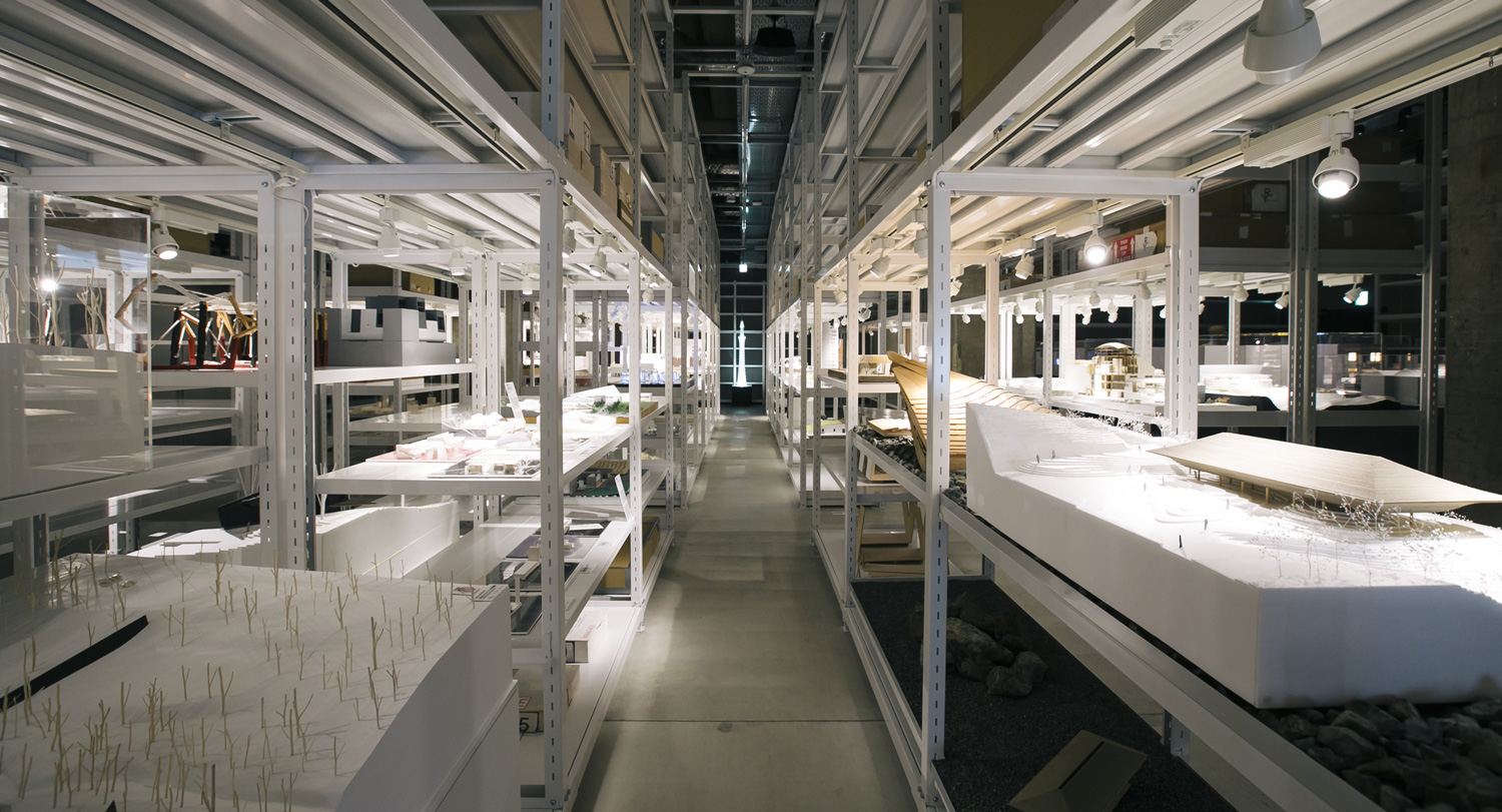 約450㎡の空間に計100の棚が並びます。奥には東京スカイツリーの模型も。