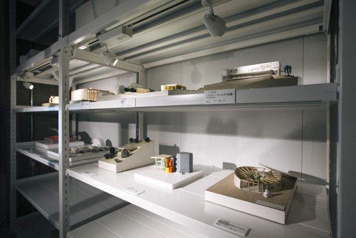 On your left when you enter the facility, you’ll find shelves which house a large number of models produced by Shigeru Ban.