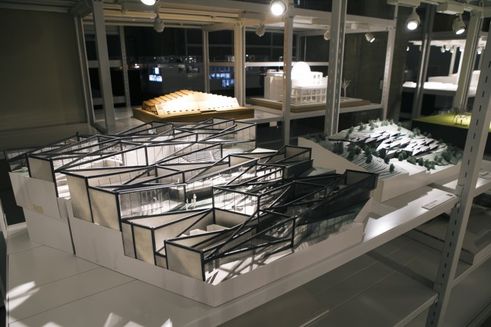 隈研吾氏の「中国美術学院民芸博物館（杭州／中国）」は、構造が分かる模型と外観が分かる模型の２種を展示。