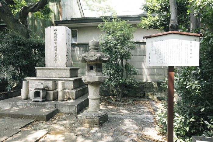 Enter the pathway found alongside the outer shrine to find the burial site of Itagaki Taisuke.