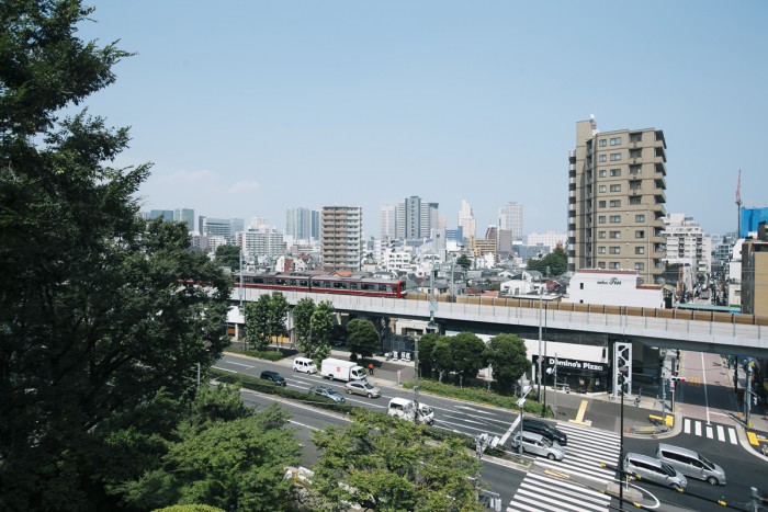 品川富士からの景色。京急が走るのが見えます。