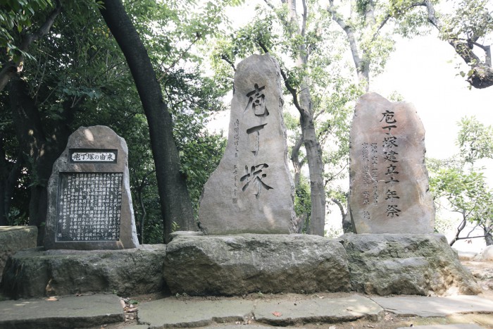 Hocho-zuka, which was built as a monument for the beasts, birds and seafood prepared by kitchen knife.