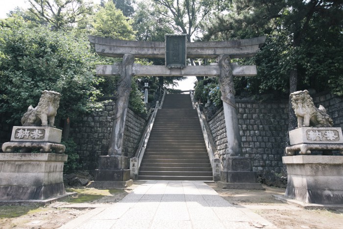 品川神社例大祭では53段の急な石段を神輿が上り下りします。