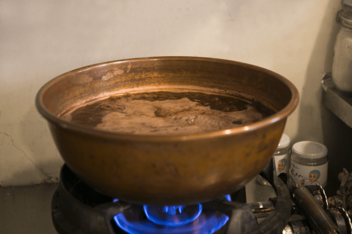 The an filling is made by hand in a copper pot, which has high heat conductivity.