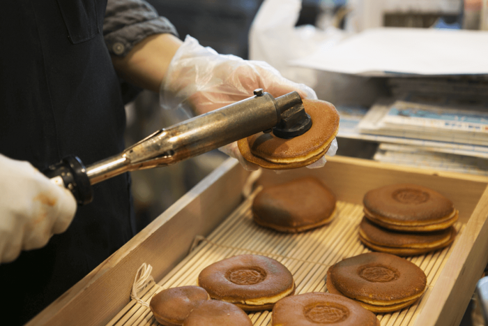 The pancakes are then stamped with the “Ippukuto” brand.