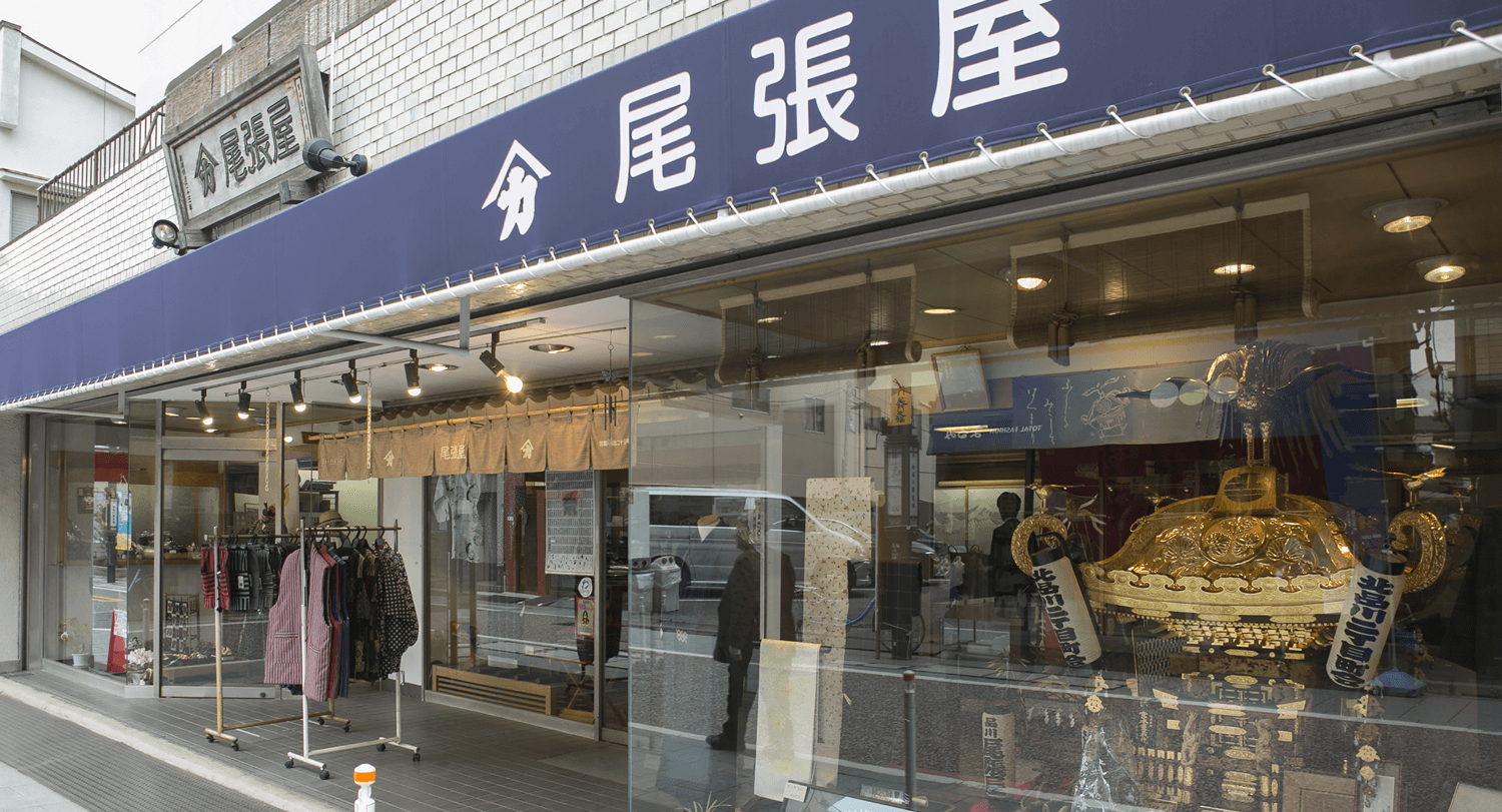 ショーケースには立派なお神輿が飾られています。