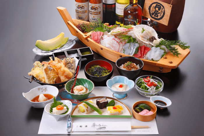 The Japanese food course on the pleasure boats features tempura or sashimi.