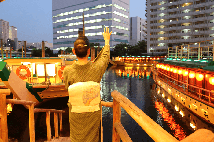 The owner sees off each boat's departure.