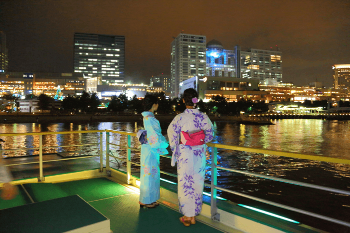 Wear a yukata to your summer pleasure boat ride for an even more enjoyable atmosphere.