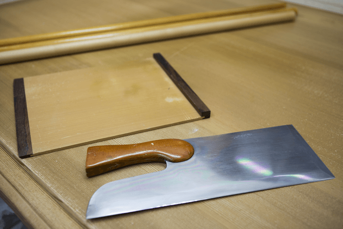 Mr. Takano's well-loved tools: a rolling pin, cutting knife, etc.