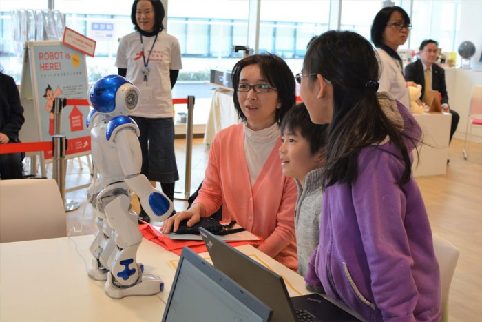 ロボットNAOと遊ぶ一日